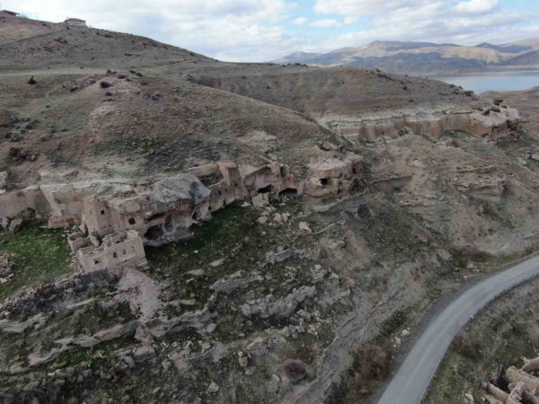 Baraj kıyısındaki köy, sular çekilince ortaya çıktı Baraj kıyısındaki köy, sular çekilince ortaya çıktı