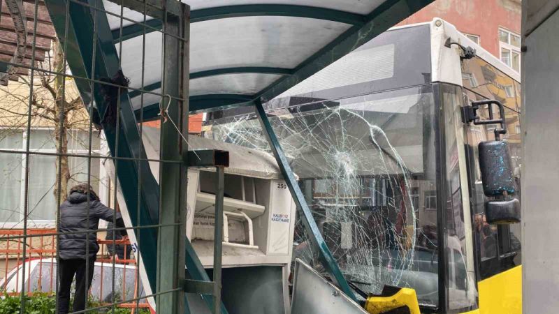 İstanbul’da halk otobüsü dehşeti: Önüne geleni sürükleyip durağa daldı
