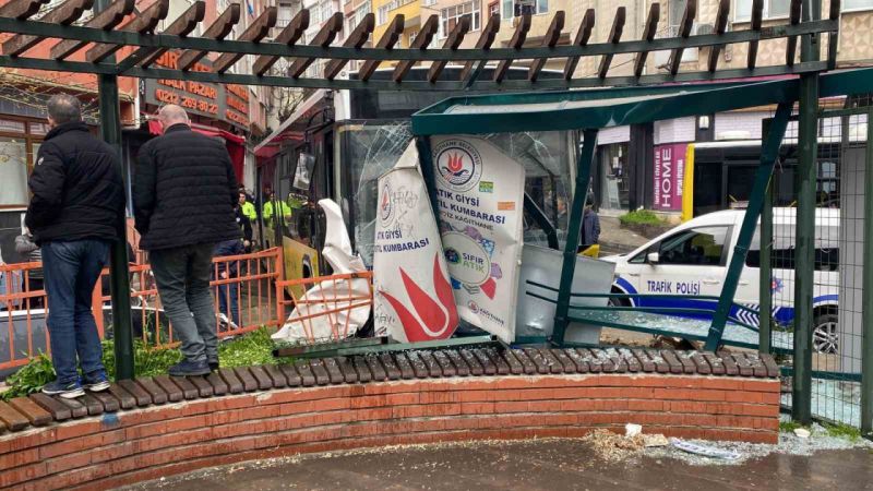İstanbul’da halk otobüsü dehşeti: Önüne geleni sürükleyip durağa daldı