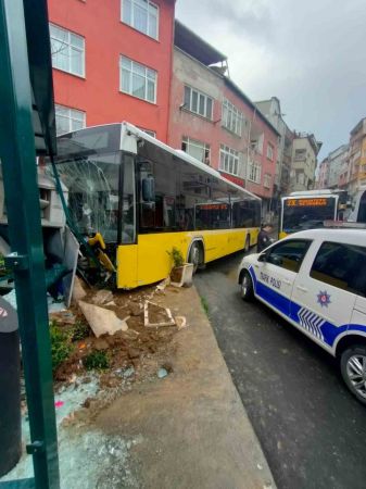 İstanbul’da halk otobüsü dehşeti: Önüne geleni sürükleyip durağa daldı