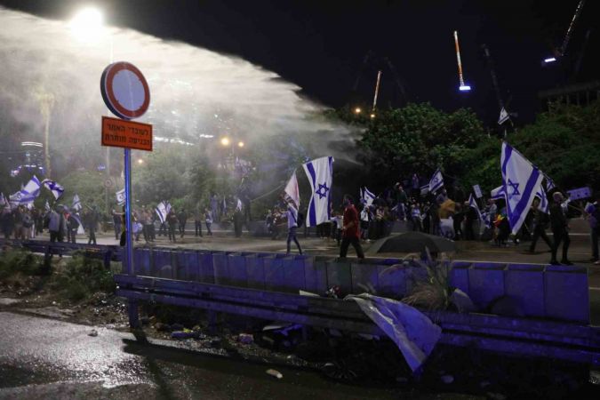 İsrail’de Savunma Bakanı’nın görevden alınmasının ardından sokaklar karıştı