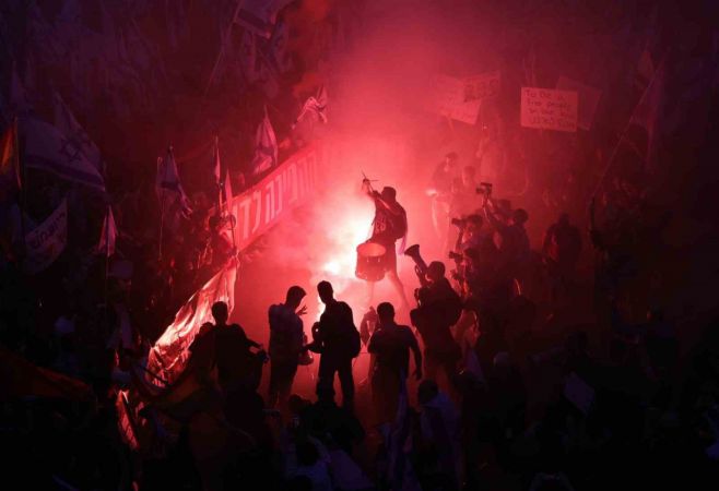 İsrail’de Savunma Bakanı’nın görevden alınmasının ardından sokaklar karıştı