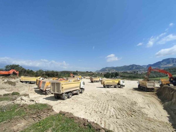 Hatay’da Defne Devlet Hastanesi’nin inşa çalışmaları gece gündüz devam ediyor
