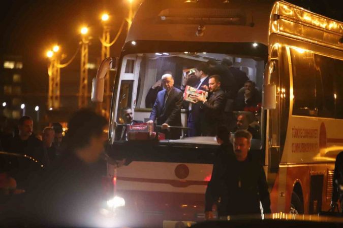 Cumhurbaşkanı Erdoğan iftarını depremzedelerle birlikte yaptı