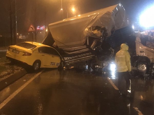 Sultangazi’de kamyon ticari taksinin üstüne devrildi: 3 kişi yaralandı