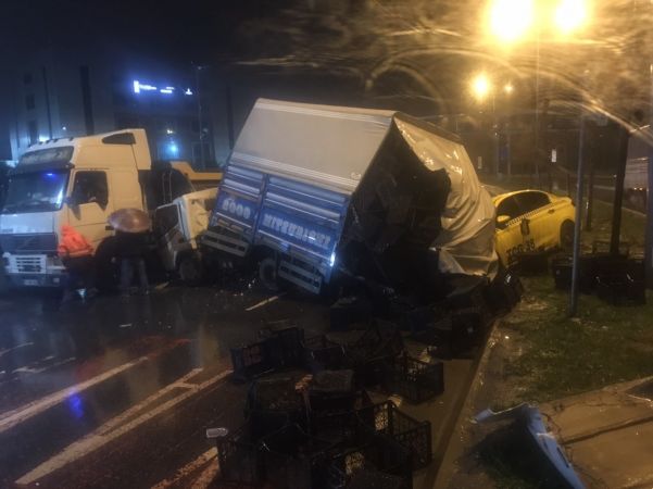 Sultangazi’de kamyon ticari taksinin üstüne devrildi: 3 kişi yaralandı