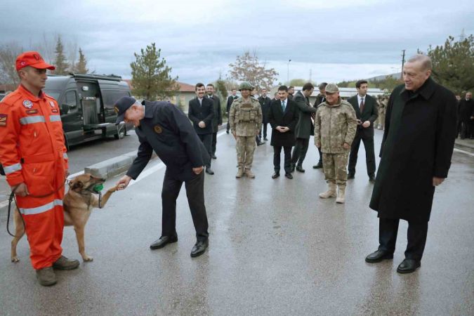 Bu gücümüzü karada, havada, denizde daha da artıracak çeşitli projelerle milletimizin huzuruna çıkacağız