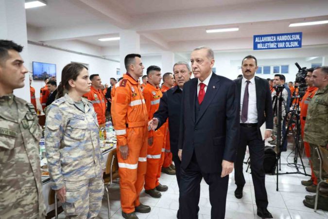 Bu gücümüzü karada, havada, denizde daha da artıracak çeşitli projelerle milletimizin huzuruna çıkacağız