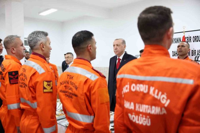 Bu gücümüzü karada, havada, denizde daha da artıracak çeşitli projelerle milletimizin huzuruna çıkacağız
