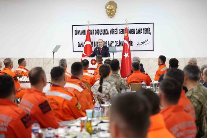 Bu gücümüzü karada, havada, denizde daha da artıracak çeşitli projelerle milletimizin huzuruna çıkacağız