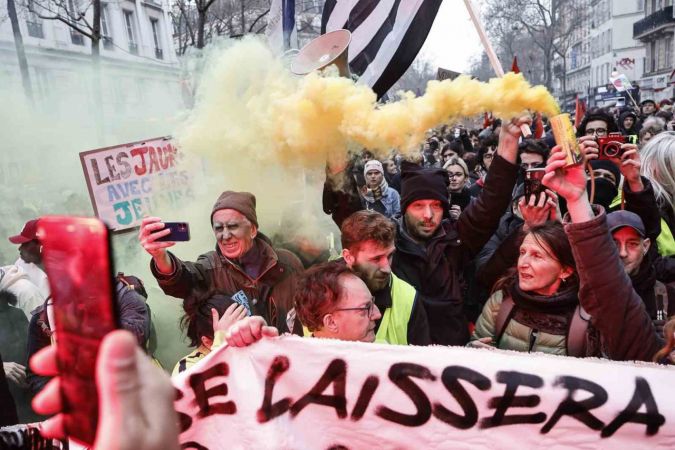 Fransa’da emeklilik reformuna karşı protestolar sürüyor: 27 gözaltı
