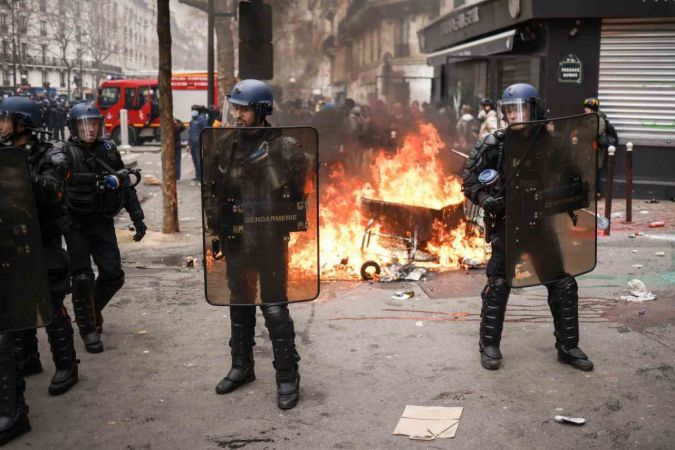 Fransa’da emeklilik reformuna karşı protestolar sürüyor: 27 gözaltı