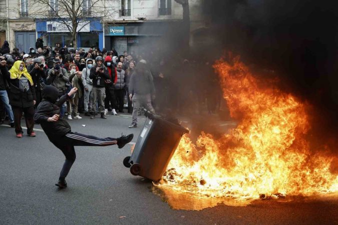 Fransa’da emeklilik reformuna karşı protestolar sürüyor: 27 gözaltı