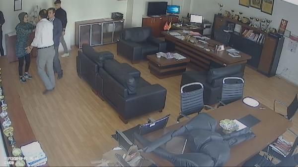 Müdür odasında akıl almaz olay Müdür odasında akıl almaz olay