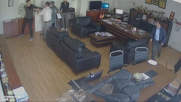 Müdür odasında akıl almaz olay Müdür odasında akıl almaz olay