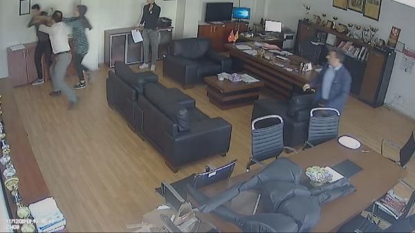 Müdür odasında akıl almaz olay Müdür odasında akıl almaz olay