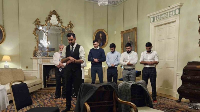 İskoçya’nın yeni başbakanı Yousaf, resmi konutunda namaz kıldırdı
