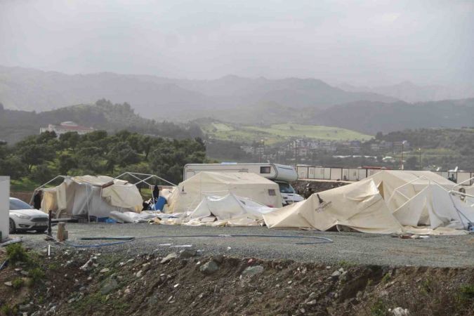 Hatay’da fırtına çadırları yıktı