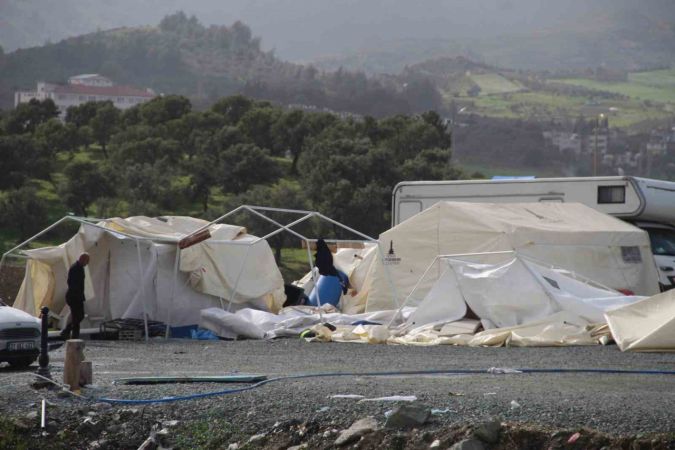 Hatay’da fırtına çadırları yıktı