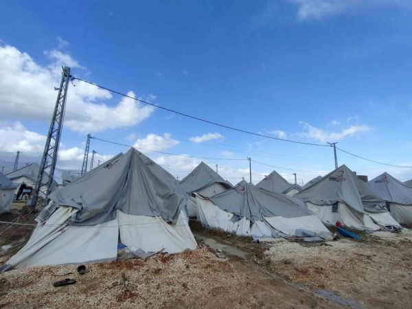 Hatay’da fırtına çadırları yıktı