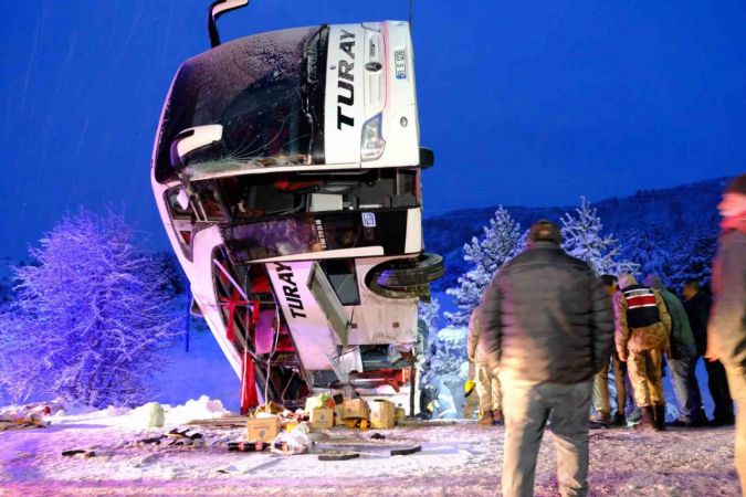 İki şehirde yolcu otobüsü devrildi: 3 ölü, 46 yaralı