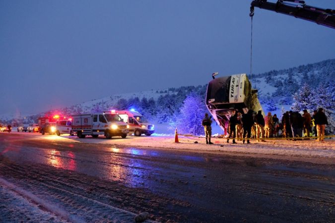 İki şehirde yolcu otobüsü devrildi: 3 ölü, 46 yaralı