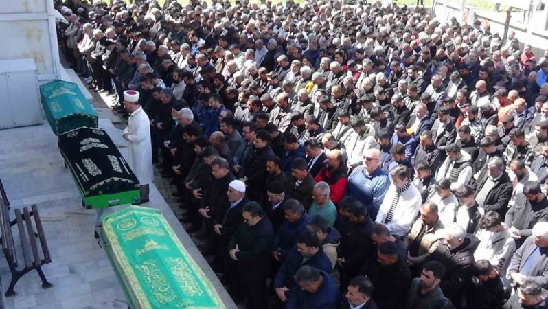 Kazada ölen baba oğul Yusuf Genç ve Hüseyin Genç birlikte son yolculuğuna uğurlandı Kazada ölen baba oğul Yusuf Genç ve Hüseyin Genç birlikte son yolculuğuna uğurlandı