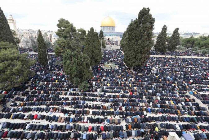 Mescid-i Aksa’da 250 bin kişi cuma namazı kıldı