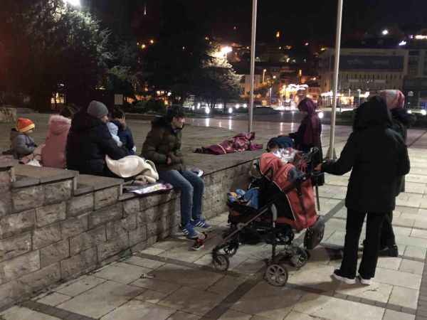 Kastamonu’da depremde panik yaşayan vatandaşlar geceyi sokakta geçiriyor Kastamonu’da depremde panik yaşayan vatandaşlar geceyi sokakta geçiriyor