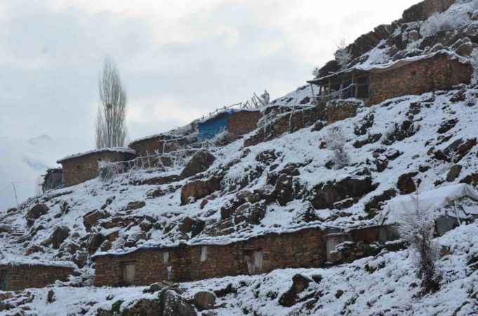 Şırnak Nisan ayında beyaza büründü, meşe ormanları beyazlar içinde kayboldu Şırnak Nisan ayında beyaza büründü, meşe ormanları beyazlar içinde kayboldu