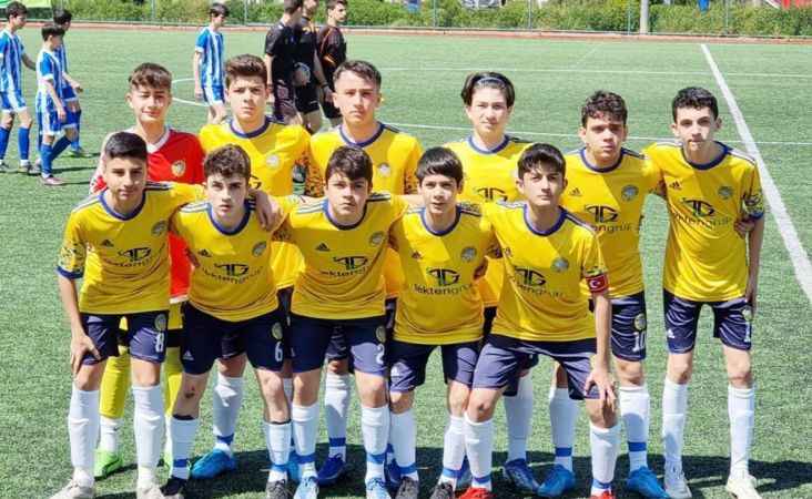 Mersin'de yönetici hakeme kafa attı, maç tatil edildi Mersin'de yönetici hakeme kafa attı, maç tatil edildi
