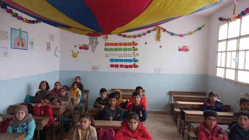 Suriye’de deprem sonrası eğitim çadırlarda başladı