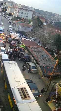 Beykoz’da vatandaşa İETT otobüsü çarptı, yakını otomobil ile kalabalığa daldı Beykoz’da vatandaşa İETT otobüsü çarptı, yakını otomobil ile kalabalığa daldı