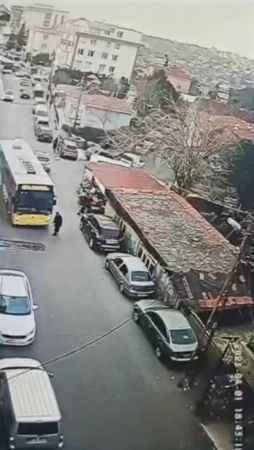 Beykoz’da vatandaşa İETT otobüsü çarptı, yakını otomobil ile kalabalığa daldı Beykoz’da vatandaşa İETT otobüsü çarptı, yakını otomobil ile kalabalığa daldı