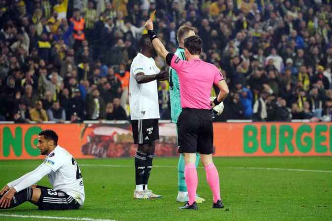 Fenerbahçe, 10 kişi kalan Beşiktaş'a mağlup oldu