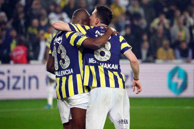 Fenerbahçe, 10 kişi kalan Beşiktaş'a mağlup oldu Fenerbahçe, 10 kişi kalan Beşiktaş'a mağlup oldu
