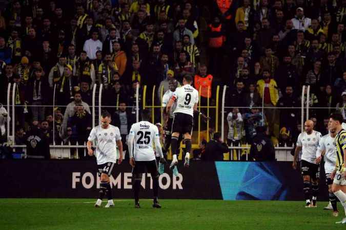 Fenerbahçe, 10 kişi kalan Beşiktaş'a mağlup oldu Fenerbahçe, 10 kişi kalan Beşiktaş'a mağlup oldu