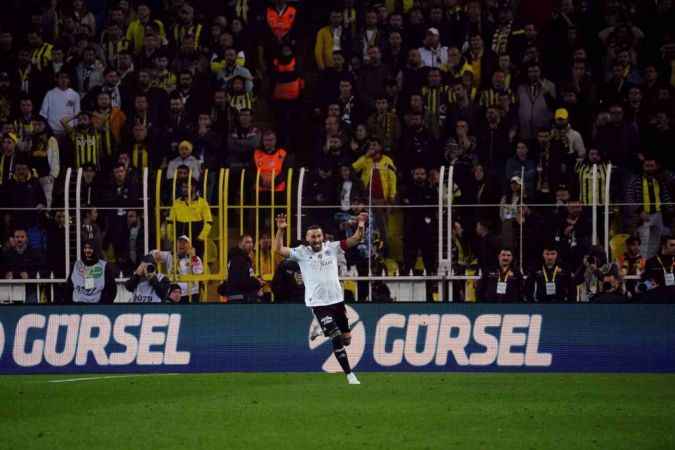Fenerbahçe, 10 kişi kalan Beşiktaş'a mağlup oldu Fenerbahçe, 10 kişi kalan Beşiktaş'a mağlup oldu