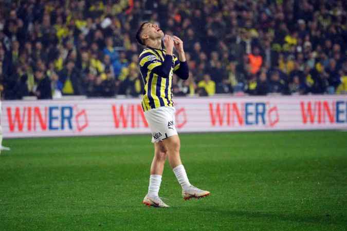 Fenerbahçe, 10 kişi kalan Beşiktaş'a mağlup oldu Fenerbahçe, 10 kişi kalan Beşiktaş'a mağlup oldu