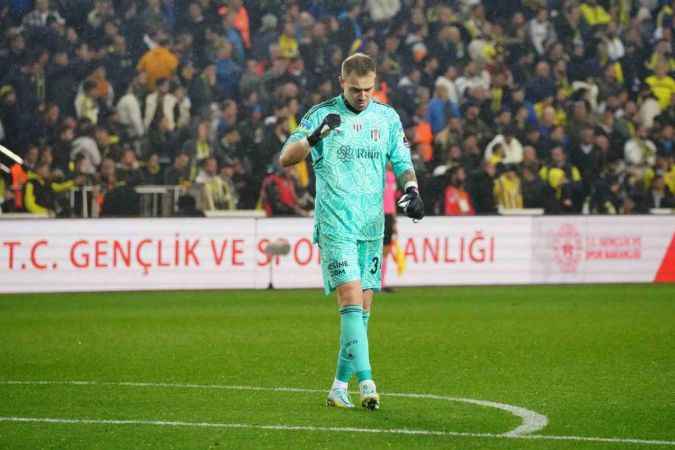 Fenerbahçe, 10 kişi kalan Beşiktaş'a mağlup oldu Fenerbahçe, 10 kişi kalan Beşiktaş'a mağlup oldu