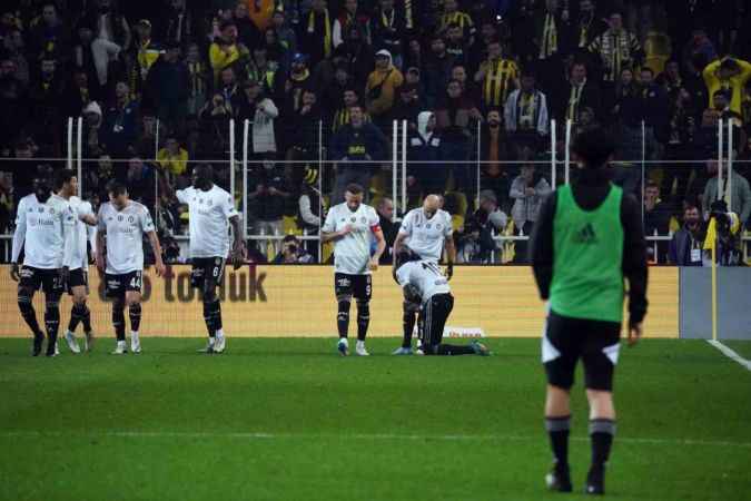 Fenerbahçe, 10 kişi kalan Beşiktaş'a mağlup oldu Fenerbahçe, 10 kişi kalan Beşiktaş'a mağlup oldu