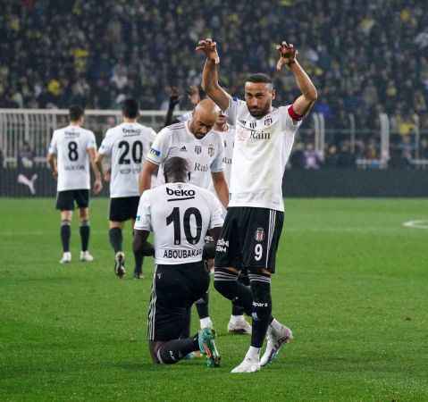 Fenerbahçe, 10 kişi kalan Beşiktaş'a mağlup oldu Fenerbahçe, 10 kişi kalan Beşiktaş'a mağlup oldu