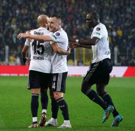 Fenerbahçe, 10 kişi kalan Beşiktaş'a mağlup oldu Fenerbahçe, 10 kişi kalan Beşiktaş'a mağlup oldu
