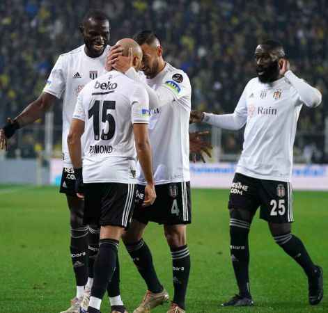 Fenerbahçe, 10 kişi kalan Beşiktaş'a mağlup oldu Fenerbahçe, 10 kişi kalan Beşiktaş'a mağlup oldu