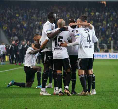 Fenerbahçe, 10 kişi kalan Beşiktaş'a mağlup oldu Fenerbahçe, 10 kişi kalan Beşiktaş'a mağlup oldu