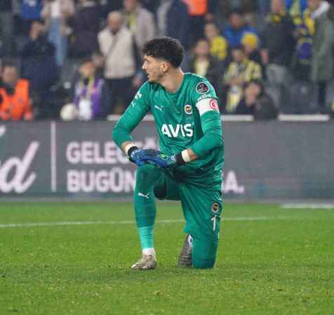 Fenerbahçe, 10 kişi kalan Beşiktaş'a mağlup oldu Fenerbahçe, 10 kişi kalan Beşiktaş'a mağlup oldu