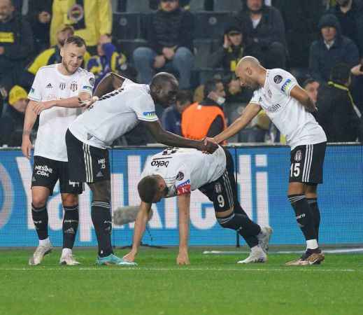 Fenerbahçe, 10 kişi kalan Beşiktaş'a mağlup oldu Fenerbahçe, 10 kişi kalan Beşiktaş'a mağlup oldu