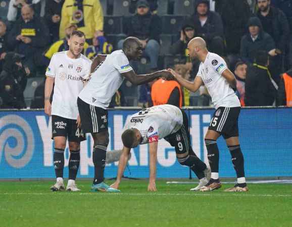 Fenerbahçe, 10 kişi kalan Beşiktaş'a mağlup oldu Fenerbahçe, 10 kişi kalan Beşiktaş'a mağlup oldu