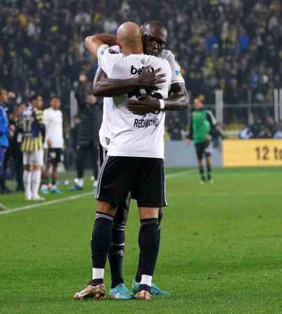 Fenerbahçe, 10 kişi kalan Beşiktaş'a mağlup oldu Fenerbahçe, 10 kişi kalan Beşiktaş'a mağlup oldu
