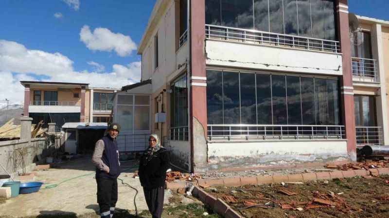 Milyonluk villadan AFAD çadırına Milyonluk villadan AFAD çadırına